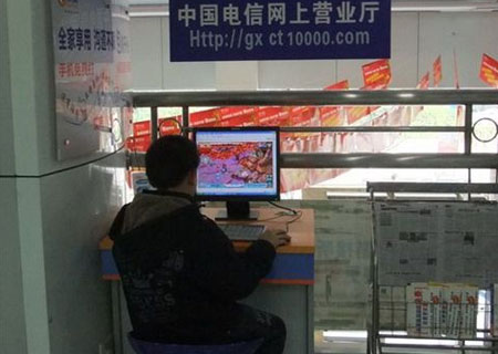 桂林电信营业厅出现小学生打网游现象