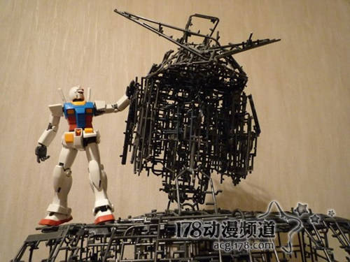 日本宅男耗时半年全废料打造高达模型